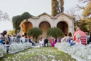 Coppia di sposi durante il rito civile a Villa Zaira