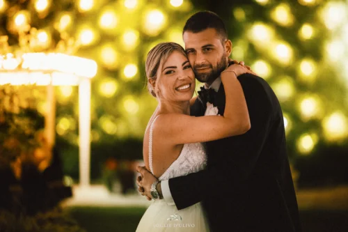 Cassandra e Daniele sorridono abbracciati durante il ballo.