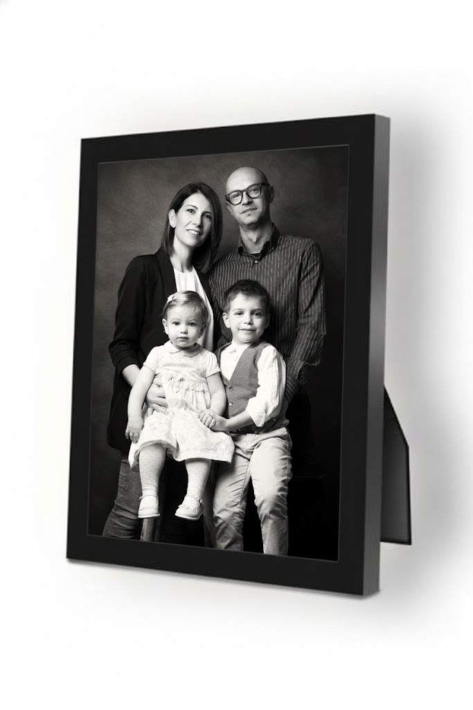 Ritratto di famiglia in bianco e nero in una cornice nera da appoggio.