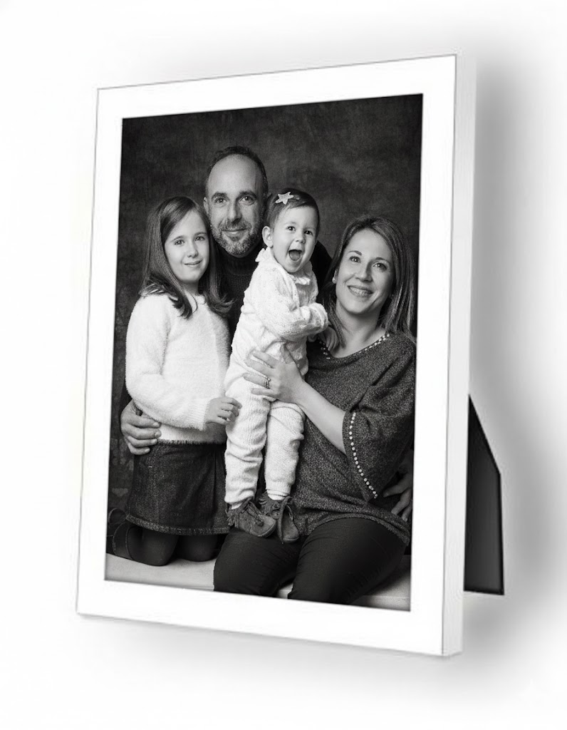 Ritratto di famiglia in bianco e nero in una cornice bianca da appoggio.