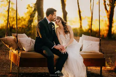 coppia di sposi seduta nel bosco di Tenuta Tresca il giorno del loro matrimonio